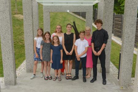 Vsi nastopajoči mladi glasbeniki: (od leve Zarja Koželj, Eva Dečman, Zala Dečman, Zala Jelen, Timon Jelen in Tobija Lesjak Gradič ter mentorici Larysa Kocherova in Elizabeta Rauter  